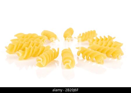Viele ganze gelbe Nudelfusilli kreisen isoliert auf weißem Hintergrund Stockfoto