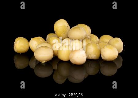 Menge des gesamten auf schwarzem Glas isolierten Pfirnenstapels in Dosen Stockfoto