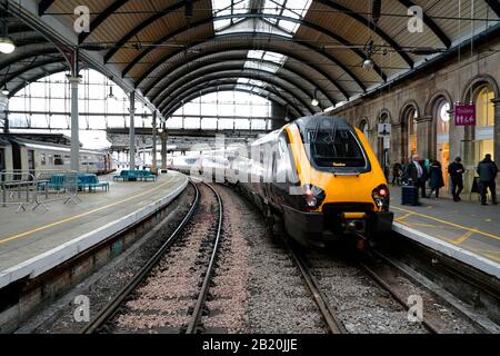 Ein Zug, der zum Lesen auf dem Bahnhof Newcastle fährt Stockfoto