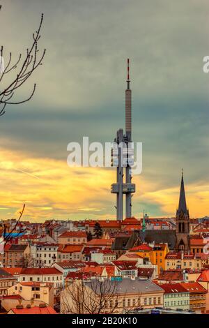 Fernsehturm in Prag im warmen Sommermorgen mit gelbem Himmel senkrecht Stockfoto