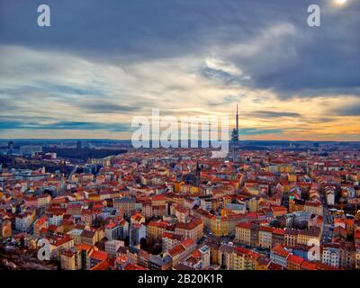 Luftbild des fernsehturms in Prag im warmen Sommermorgen mit gelbem Himmel und Wolken Stockfoto