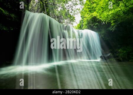 Wasserfall in der Präfektur Kumamoto, berühmt für japanische TV-Werbespots Stockfoto