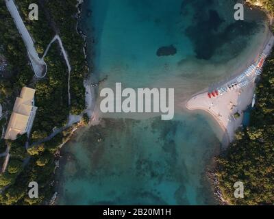 Luftbild bella vraka Strand in der stadt sivota berühmtes Touristenziel die griechische karibik in der Nähe von parga preveza und igoumenitsa in griechenland epirus Stockfoto