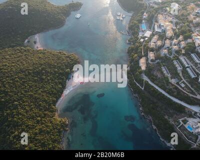 Luftbild bella vraka Strand in der stadt sivota berühmtes Touristenziel die griechische karibik in der Nähe von parga preveza und igoumenitsa in griechenland epirus Stockfoto