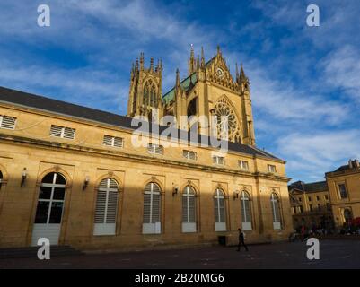Markt und Kathedrale Saint-Etienne in Metz an einem sonnigen Tag Stockfoto