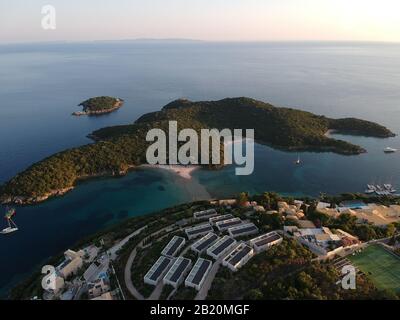 Luftbild bella vraka Strand in der stadt sivota berühmtes Touristenziel die griechische karibik in der Nähe von parga preveza und igoumenitsa in griechenland epirus Stockfoto