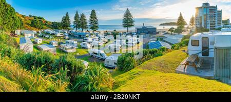 Tauranga, Neuseeland - 23. Februar 2020; Blick über den Mount Maunganui Beachside Holiday Park zum Main Beach The Mount Surf Lifesaving Club Stockfoto