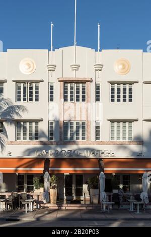 Die Fassade des Art Deco Cardozo Hotel am Ocean Drive in Miami Beach, USA Stockfoto