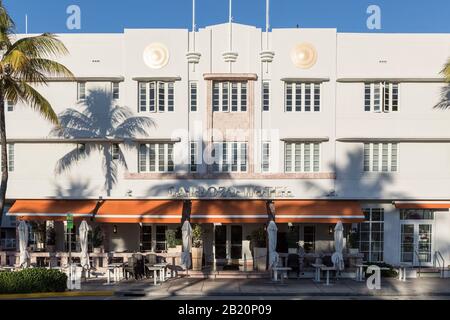 Die Fassade des Art Deco Cardozo Hotel am Ocean Drive in Miami Beach, USA Stockfoto