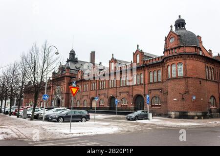 Helsinki, Finnland. Das Alte Zollhaus, ein historisches Gebäude, an einem kalten Wintertag, bedeckt mit Eis und Schnee Stockfoto
