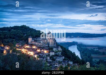 Chateau Castlenaud vor Sonnenaufgang mit dem Fluss Dordgne und Chateau Beynac Stockfoto