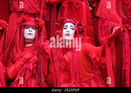 Bristol, Großbritannien - Freitag, 28. Februar 2020 - Extinction Rebellion (XR) Red Brigade Dancers treten im Zentrum von Bristol im Rahmen des Bristol Youth Strike 4 Climate march auf. Foto Steven May / Alamy Live News Stockfoto