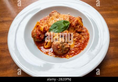 Pappardelle Pasta mit Fleischbällchen in weißer Schüssel Stockfoto