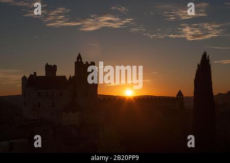 Chateau Beynac bei Sonnenuntergang in Sillhouette Dordoegne Frankreich Stockfoto