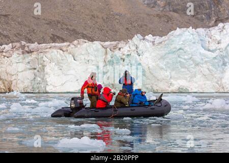 Ökotouristen beobachten Fjortende Julibreen / 14. Juli Gletscherverkalbung in Krossfjorden, Haakon VII Land, Spitzbergen/Spitzbergen, Norwegen Stockfoto