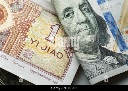 Eine chinesische Yuan-Banknote auf verschiedene US-Dollar usa Stockfoto