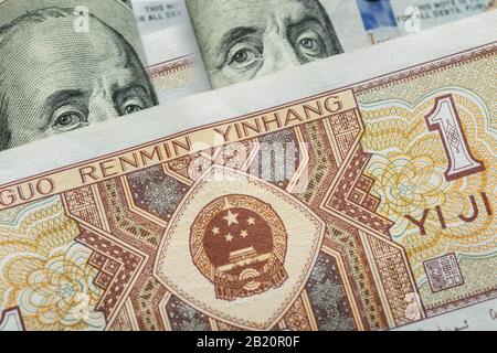 Eine chinesische Yuan-Banknote auf verschiedene US-Dollar usa Stockfoto