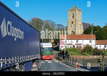 Lastwagen im Dorf Middleton an der Wolds, East Yorkshire, England Großbritannien Stockfoto