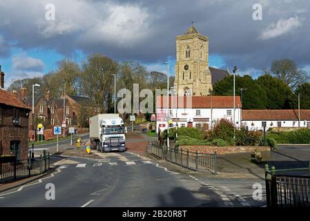 Lorry im Dorf Middleton an der Wolds, East Yorkshire, England Großbritannien Stockfoto