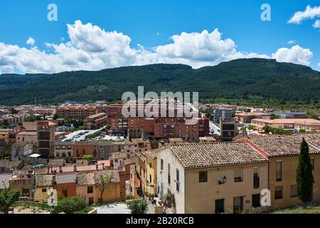 Tarragona, SPANIEN - 12. MAI 2017: Blick auf Häuser und Wohnungen in der malerischen mittelalterlichen Stadt Montblanc. Stockfoto