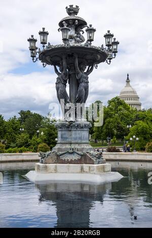 Der Bartholdi-Brunnen im Botanischen Garten Washington DC, mit dem Kapitolgebäude im Hintergrund Stockfoto