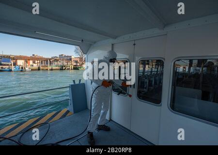 Venedig, Italien. Februar 2020. Die Boote legen im Depot der italienischen Verkehrsgesellschaft Alilaguna für das Coronavirus ab, das am 26. Februar 2020 in Venedig, Italien, desinfiziert werden soll. Am 28. Februar 2020 in Venedig, Italien. Credit: Awakening/Alamy Live News/ Stefano Mazzola Stockfoto