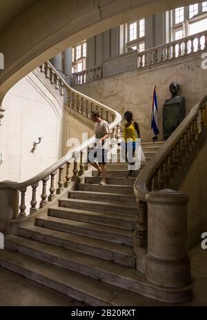Treppen aus Carrara-Marmor im Museum der Revolution, Havanna, Kuba Stockfoto