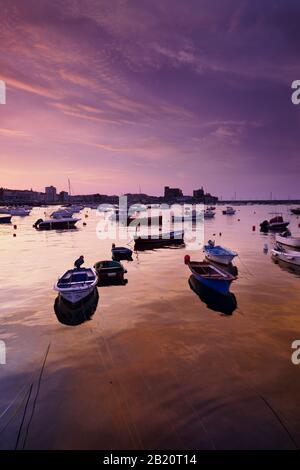 Alter Hafen von Castro Urdiales, mit Schloss und Leuchtturm und der gotischen Kirche.Kantabrien.Spanien. Stockfoto