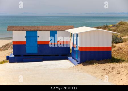 Eine Badehütte an einem spanischen Strand mit Blick auf das mittelmeer und Nordafrika im Hintergrund Stockfoto