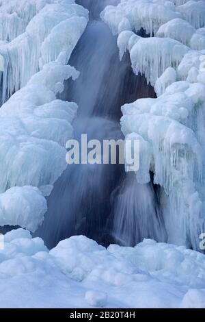 Bora del Nivolet, Eisformationen und Eiszapfen am Wasserfall des gefrorenen Flusses im Winter, Nationalpark Gran Paradiso in den Graischen Alpen, Italien Stockfoto