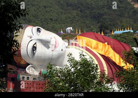 Gewinne SeinTaw Ya, den Buddha in der Nähe von Mawlamyine zurückschlingt Stockfoto