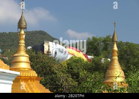 Gewinnen Sie Sein Taw Ya, den weltweit größten rückenden Buddha, Myanmar Stockfoto