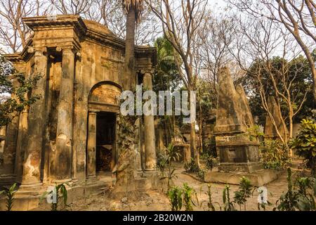 Kolkata, Westbengalen/Indien - Januar 26 2018: Die gotischen, indo-sarakenischen Gräber, umgeben von Bäumen, im Inneren des Cemetars der South Park Street. Stockfoto