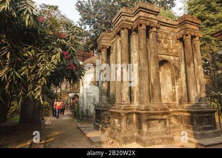 Kolkata, Westbengalen/Indien - Januar 26 2018: Ein gotisches indo-sarakenisches Grab im Cemetary der South Park Street, das bis 1830 in Betrieb war. Stockfoto