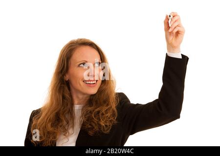 Junge Geschäftsfrau schreibt mit Marker auf einem transparenten Brett Stockfoto