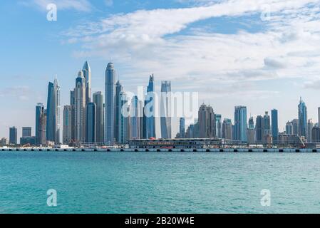 Blick auf den atemberaubenden Jachthafen von Dubai von Palm Jumeirah in den Vereinigten Arabischen Emiraten. Stockfoto