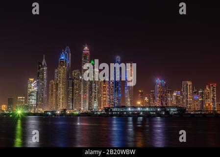 Fantastischer Blick auf den Jachthafen von Dubai in der Nacht von Palm Jumeirah in den Vereinigten Arabischen Emiraten Stockfoto