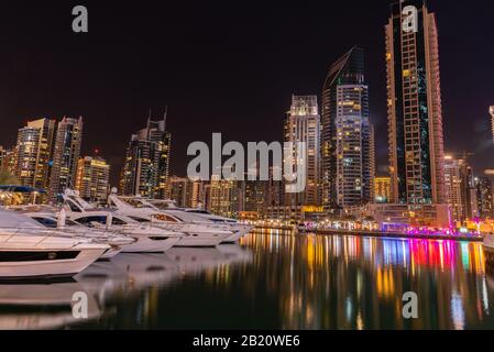 Yachts dockten in Dubai Marina in Dubai VAE an. Stockfoto