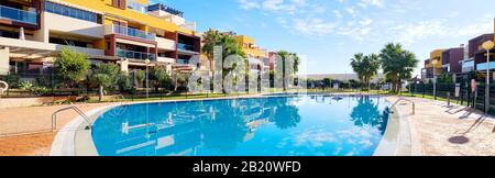 Torrevieja, Spanien - 4. November 2019: Außenansicht der modernen Apartments mit Schwimmbad, horizontales Bild. Konzept neue Immobilie, Hypothekenkredite Stockfoto