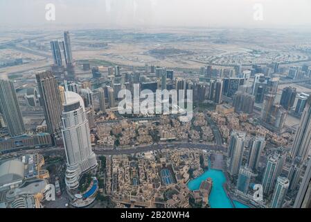 Blick auf die Stadt Dubai von oben im Burj Khalifa Dubai. Stockfoto