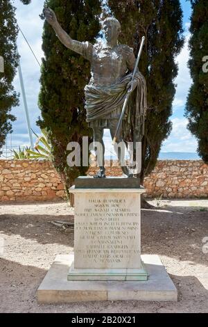 Tarragona, SPANIEN - 12. MAI 2017: Skulptur von Caesar Augustus an den alten römischen Wänden von Tarragona. Stockfoto