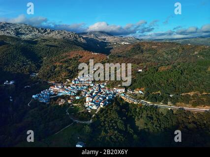 Luftdrone Blick auf Júzcar die Stadt bemerkenswerter Ort alle Wohnhäuser in blauer Farbe gemalt, Valle del Genal, Serrania de Ronda, Spanien Stockfoto