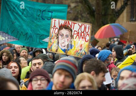 Bristol, Großbritannien. Februar 2020. 28.02.20. Greta Thunberg besucht mit über 30.000 anderen Menschen den Schulstreik in Bristol. Der Schulstreik für das Klima, AKA Fridays for Future, Youth for Climate und Youth Strike 4 Climate, ist eine internationale Bewegung von Schulschülern, die sich von der Klasse Zeit nehmen, an Demonstrationen teilzunehmen, um Maßnahmen zur Bewältigung der Klima- und Ökologischen Notfallkredite zu fordern: Gareth Morris/Alamy Live News Stockfoto