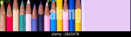 Horizontal breites Bild heller Farbstaun mit riesigen Bleistiften in Reihe Stockfoto
