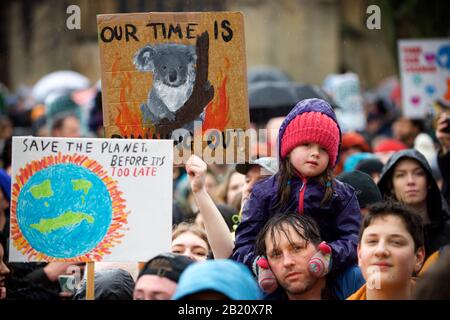 Bristol, Großbritannien. Februar 2020. Greta Thunberg besucht mit über 30.000 anderen Menschen den Schulstreik in Bristol. Der Schulstreik für das Klima, AKA Fridays for Future, Youth for Climate und Youth Strike 4 Climate, ist eine internationale Bewegung von Schulschülern, die sich von der Klasse Zeit nehmen, an Demonstrationen teilzunehmen, um Maßnahmen zur Bewältigung der Klima- und Ökologischen Notfallkredite zu fordern: Gareth Morris/Alamy Live News Stockfoto