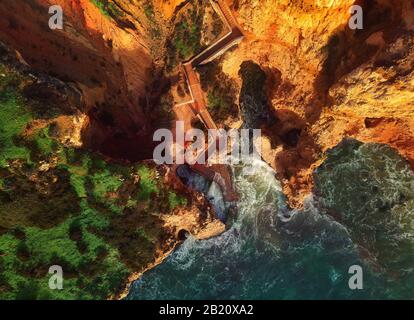 Luftbild über dem Blick auf die Landzunge Ponta da Piedade mit einer Gruppe von Felsformationen gelb-goldene Klippen entlang der Küste von Kalksteinen, Lagos Portugal Stockfoto