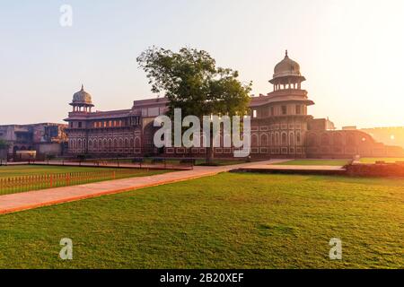 Schöner Sonnenaufgang in Agra Fort, Blick auf den Innenhof, Indien Stockfoto