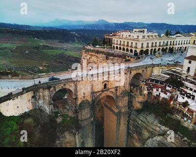 Luftaufnahmen Ronda Stadtbild, Wohnhäuser Gebäude auf dem Dach, neue Brücke atemberaubende Schluchten. Costa del Sol, Málaga, Spanien Stockfoto