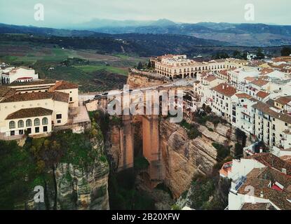 Luftaufnahmen Ronda Stadtbild, Wohnhäuser Gebäude auf dem Dach, neue Brücke atemberaubende Schluchten. Costa del Sol, Málaga, Spanien Stockfoto