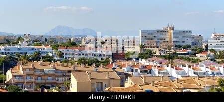 Horizontaler Panoramablick auf die Skyline von Torrevieja, moderne Wohnbauten Dächer auf dem Hintergrund des blauen Himmels. Costa Blanca, Spanien Stockfoto